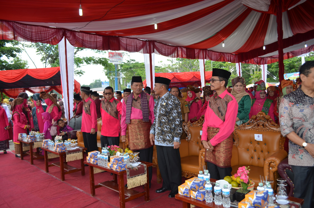 Menteri Pendidikan dan Kebudayaan Muhajir Efendi berbincang dengan Bupati Irfendi Arbi ketika membuka acara Pekan Budaya dalam rangka HUT 178